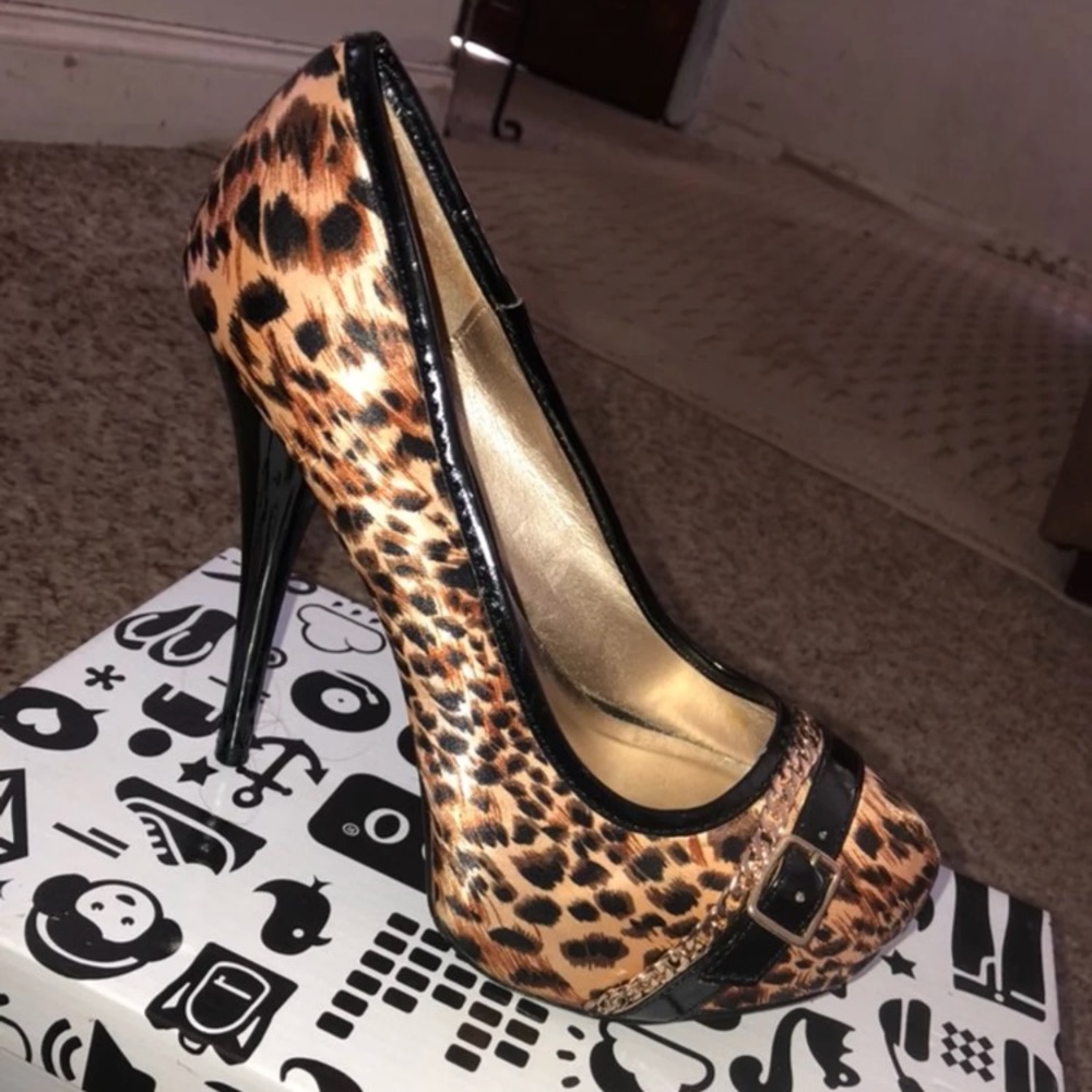Leopard Gold Chained Pumps